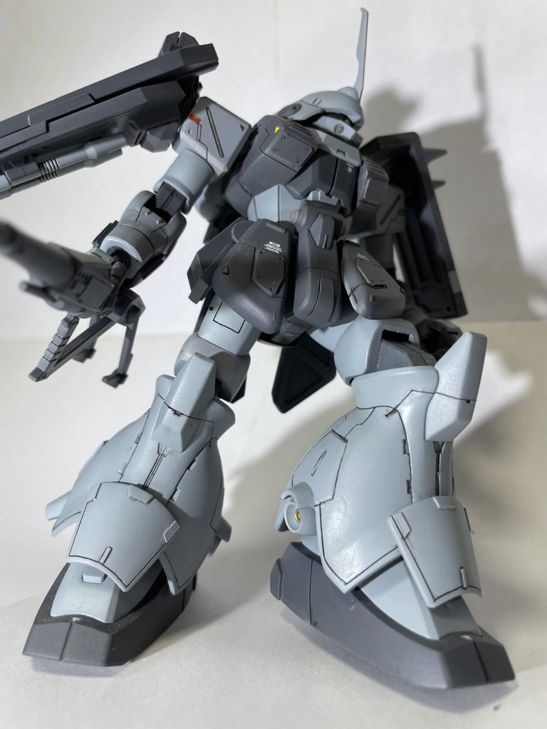 左肩スパイクアーマーも塗料のせいでバッキバキに割れたのでザクⅡのシールドにスパイクをくっつけてデカデカとマーキング入れてそれっぽくしてます。