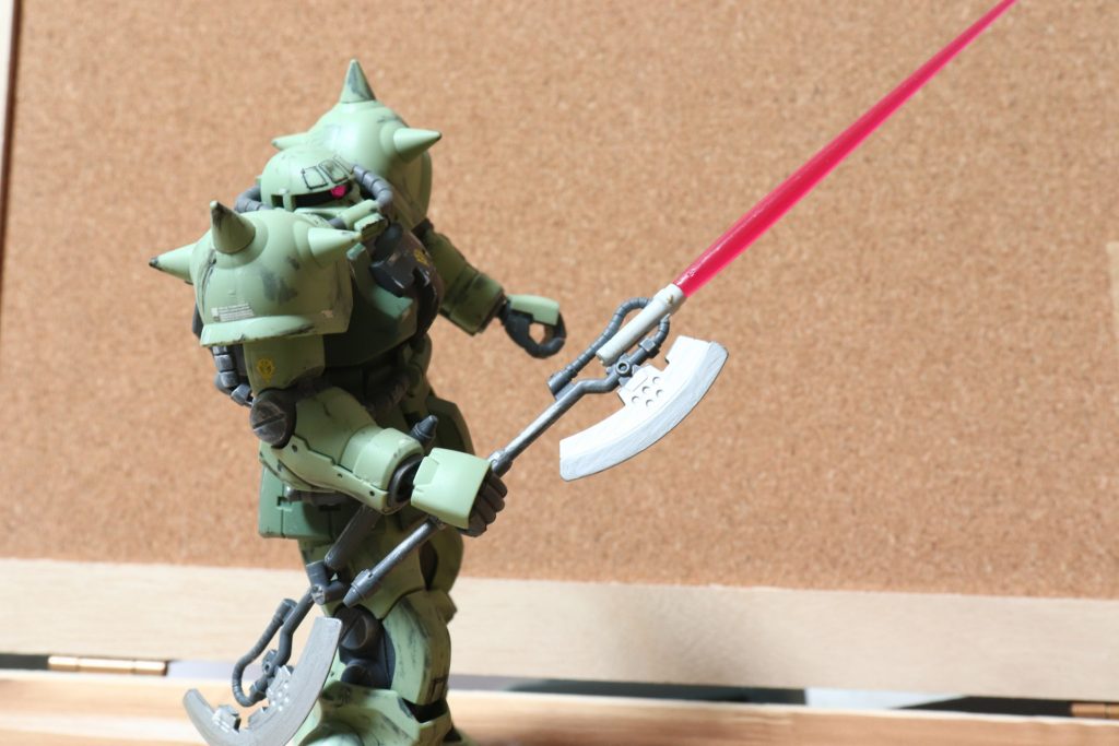 背中にマウントしてるヒートホークみたいな ものはビームサーベルも出せる設定です。 ビームサーベルのエネルギーが切れたらヒートホークとしても使える設定です。