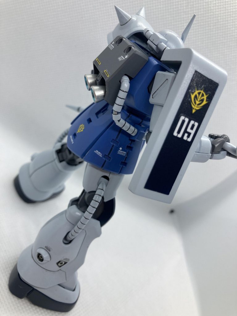黒っぽい部分はミッドナイトブルーの予定でしたが、紺色に。シールドはプラ板貼ってます。デカールが映えるようにしてます。バーニアの中もクリアーブルーにして青系で統一。