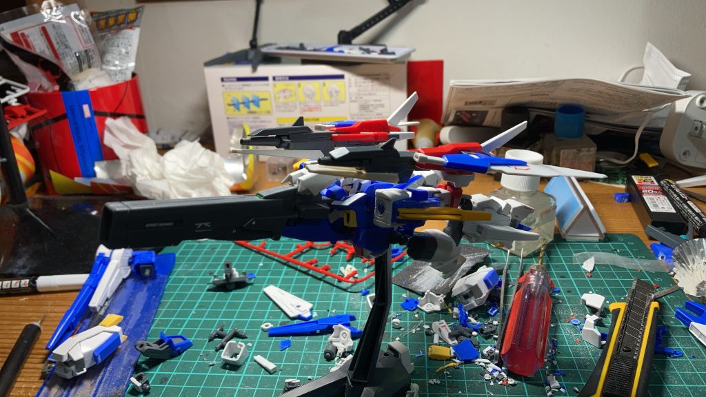 もちろん前作同様変形することが可能です。しかし、装備が増加したためコア・ファイターを搭載する事ができず、今回は別ユニットへの交換を行いました。