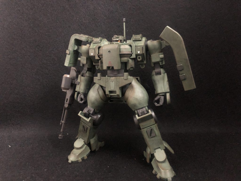 元々左足についてたシールドを左肩に移動。それに伴って空いたスペースにはコトブキヤさんのディテールパーツを貼り付けてます。スミ入れはリアルタッチマーカーを使用し、ウェザリングマスターのサビをエッジ周りにつけ、ススを全体的につけました。