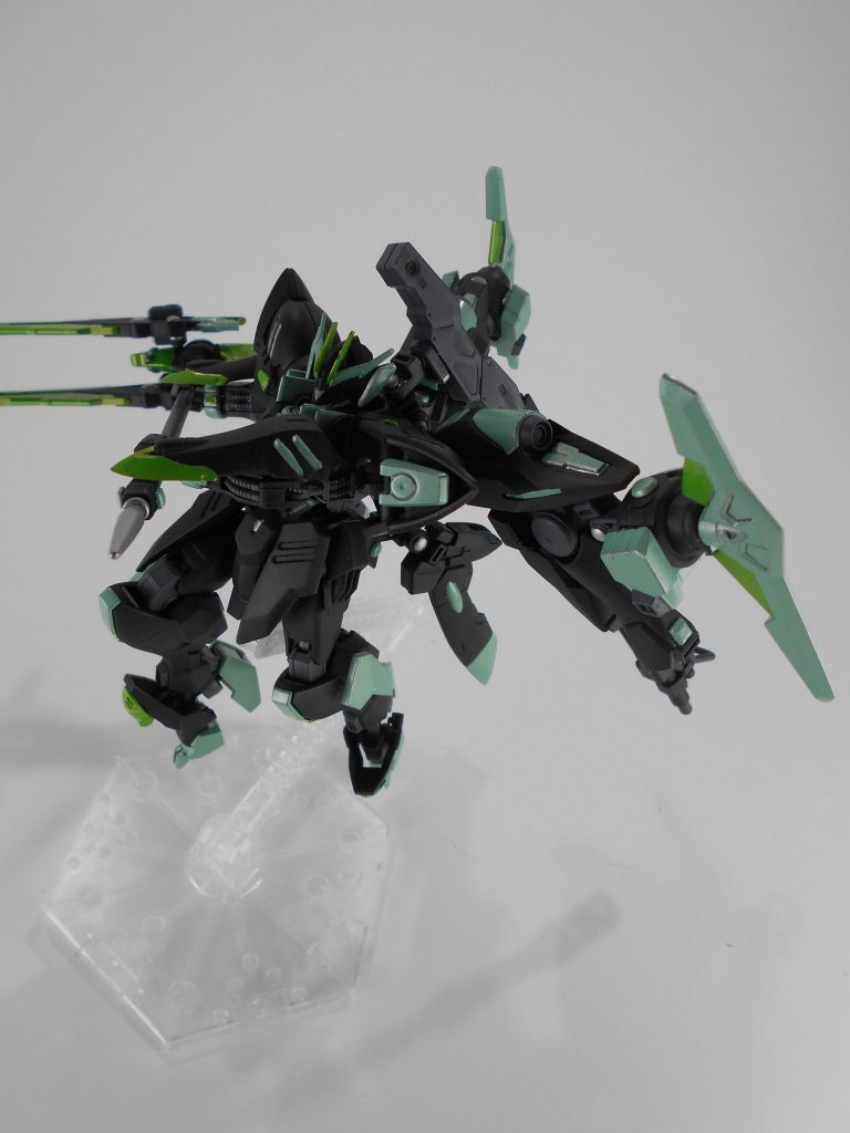 GNディフェンスロッド改・「ティタス」展開。シールドとしての機能ではなく、展開時は機動補助翼として使用します。GN粒子でのジャミングもあり、高速機動で敵機に対して一撃離脱が可能です。「ティタス」はギリシャ語で「無菌」のアナグラムです。