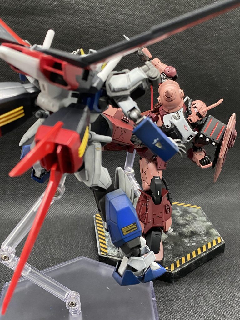 別角度の腹蹴り。ちなみに地元の友人に今回のザクを見せたら「何がしたいのか分からない(草)」まあ、確かに迷走していたのをなんとか形にした結果なので図星突かれましたね。 …ただまぁ、ムカついたのは事実なので次会ったら腹蹴りしておきますね(*^ω^*)ｶｸｺﾞｼﾃｵｹﾖ