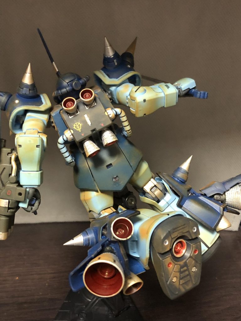 後ろから、今回は足裏のバーニヤも塗装しました