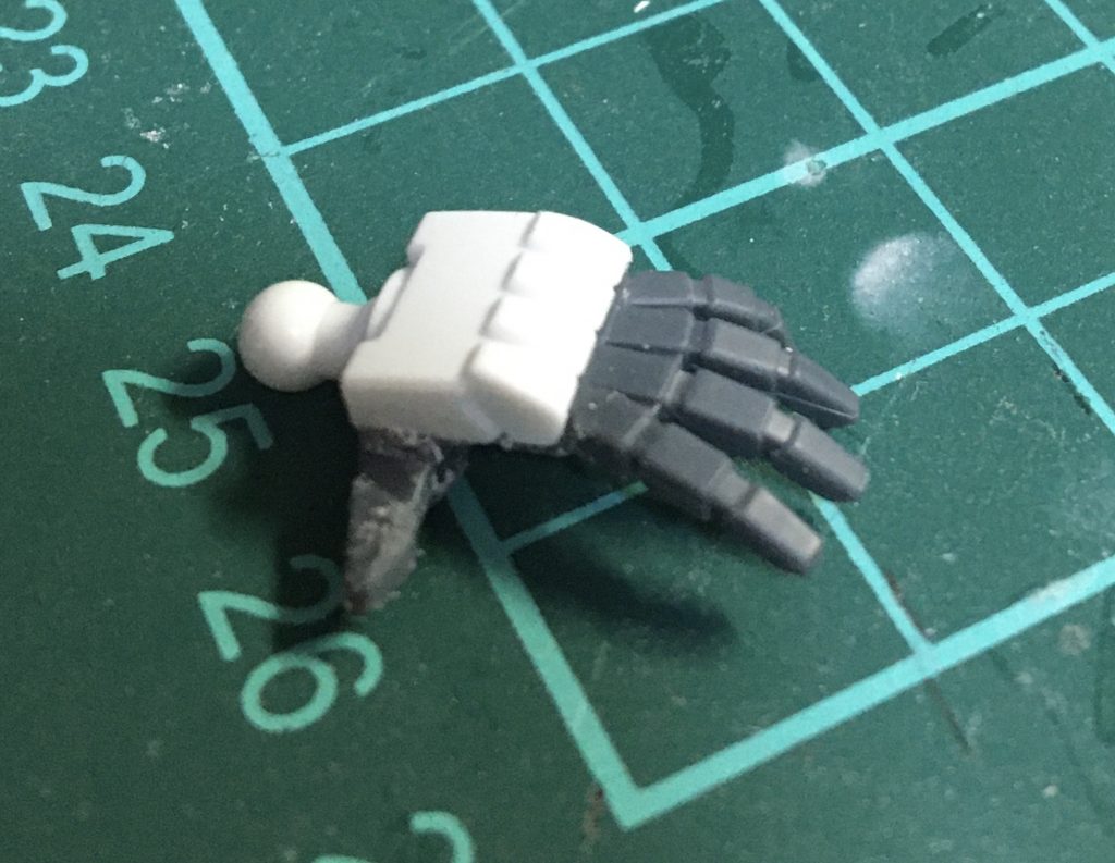 サンボルキットには平手が無いので、revive版ガンダムの平手の指先とサンボル系の手でサクッと制作(^^)