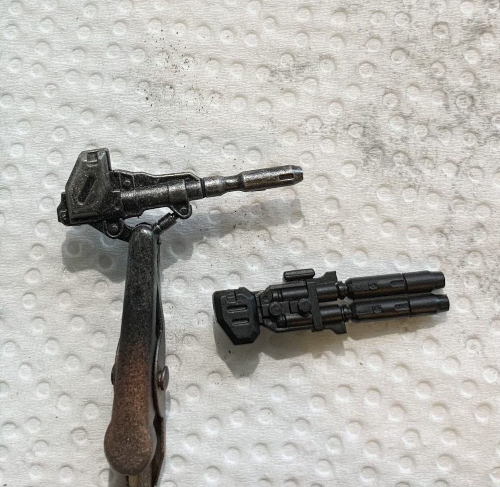 武器類のシルバーは黒下地だといい感じなのは小さくなっても同じですね。