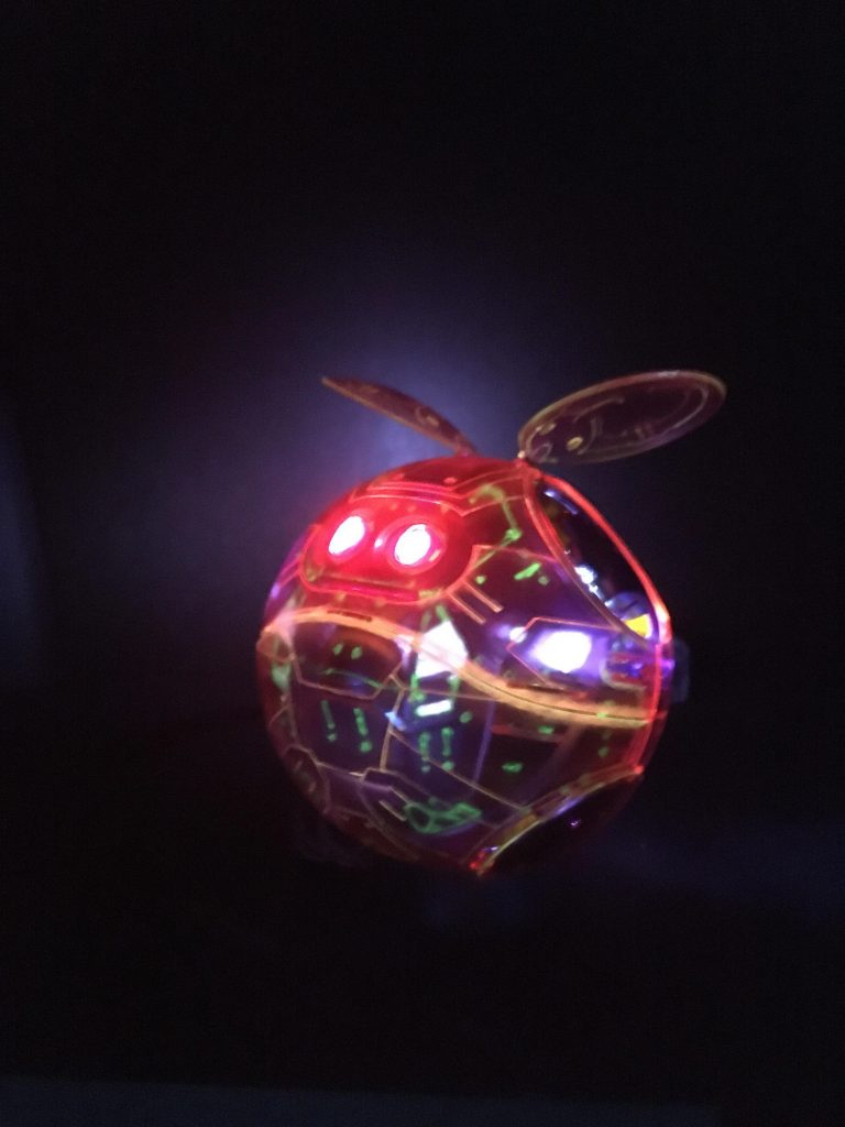 真っ暗闇で撮影しました。内部のLED光ってる〜。手足は縮めることが出来ますっ！ほらねっ。たっぷり遊び尽くしました〜。