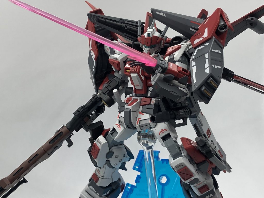 ビームサーベル ユニット右腰に通常のビームサーベル 1本装備。左腰にはビームスプレーガンを改造した物を装備。