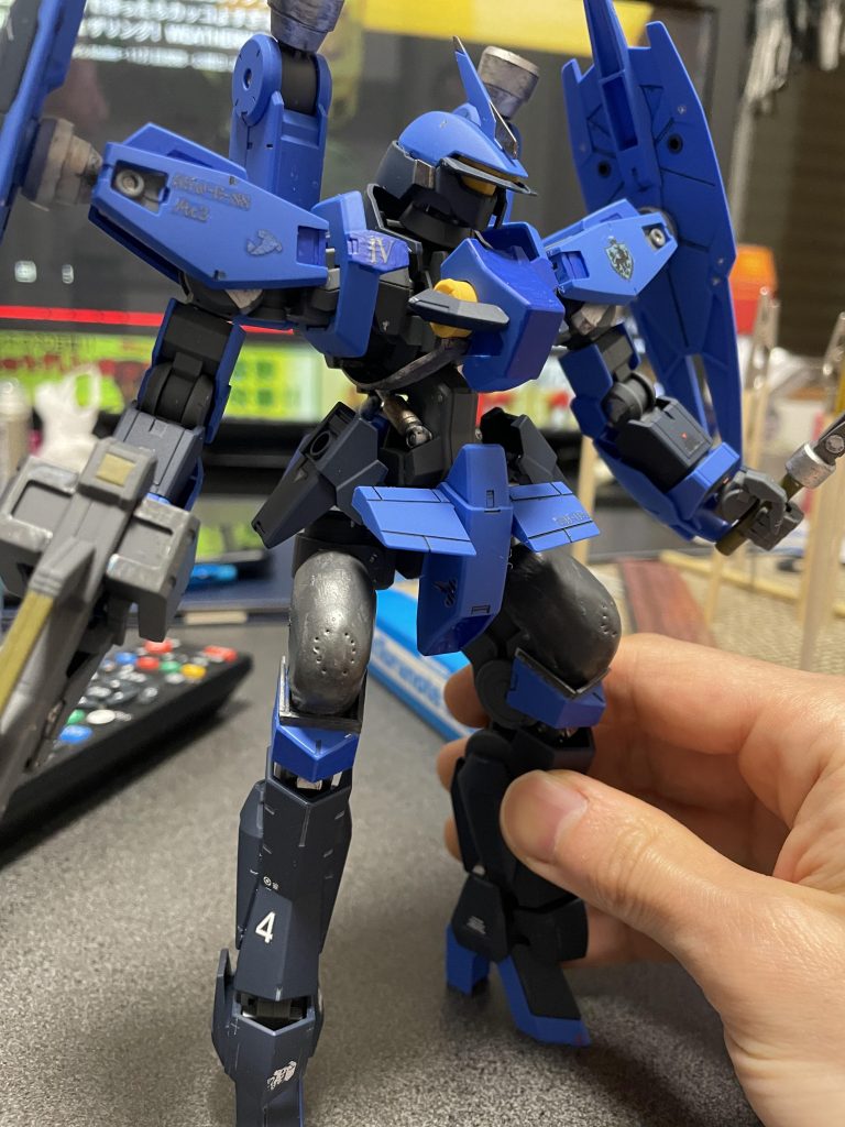 デカールと部分塗装。肩周りの足先の情報量が増えれば太もも気にならないかも!と閃き、汚していきました。