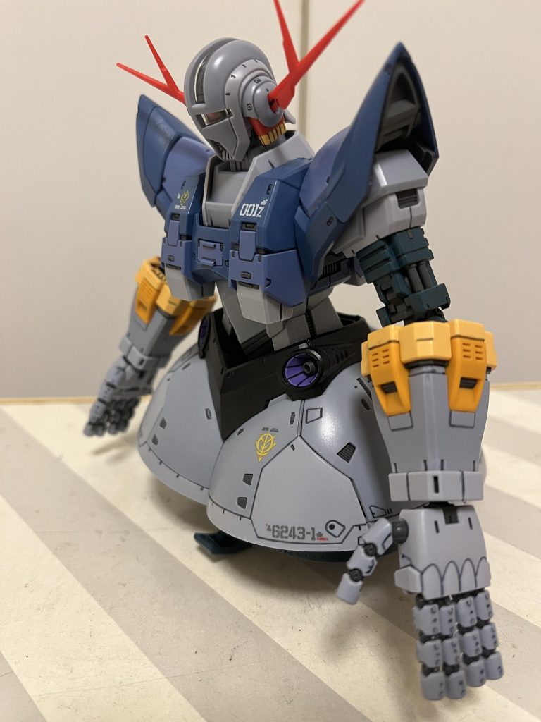 ストレートに組んで、モノアイだけガンダムマーカーメタレッドで塗装。他は墨入れと艶消しスプレーのみしました。デカールは数字系とジオンマークのみ貼りました。貼りすぎると他のHGと並べると違和感が大きくなってしまうのでw余ったのはいつか作る何かしらのMGに回します。