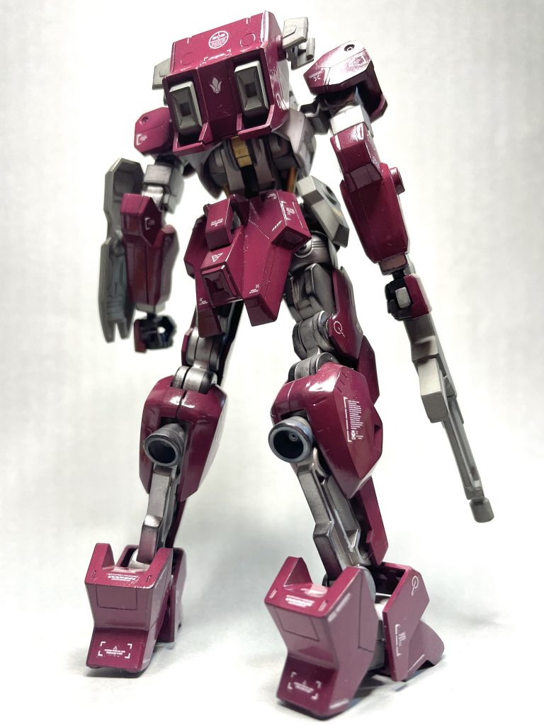 背後。下半身を中心に光沢感が出るように光を調整しこちらも1枚目と同様の方法で撮影。