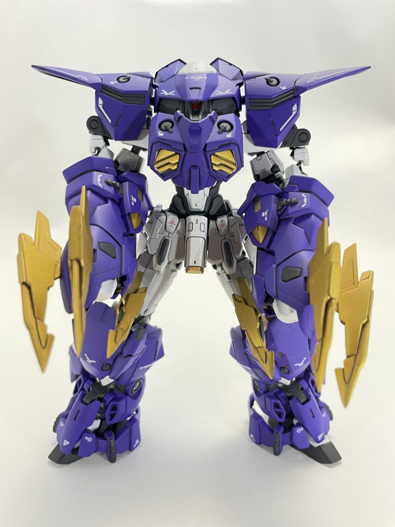 近接戦モード当然変形可能で、ガラッと印象が変わります。今回は脚部の変形も追加され、よりガンダム感が無くなりました。カッコええ…椀部も肩から伸びるベルトがリード線によってフレキシブルに動くのでよりポージングが付けやすくなりました。パイソンクロー先端はランナーで延長してから削り込みシャープ化しました。普通にケガします。笑