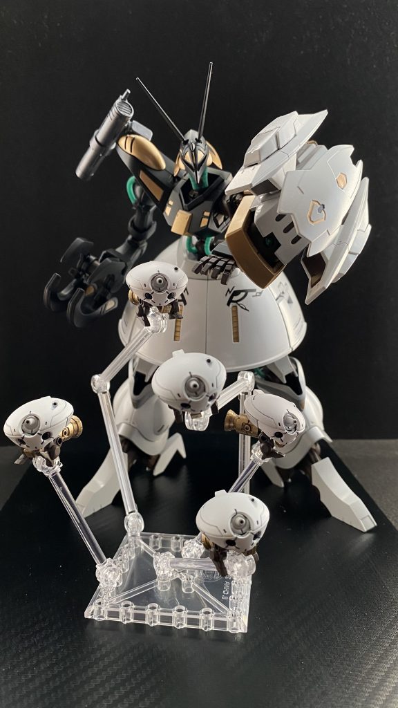 　一機に対し、多くの機能を付加した為、ファンネルや、ビットの類としては大型となっているが、その見返りとして高い継戦能力があり、長い時間本機に追従し行動することができるが、その分パイロットに対しての負担は大きくなる。　スカート内部に担架されている状態では、多目的センサーとして機能する。担架された状態で頭部?のビームガン、バルカンの使用も可能な為、「下」からの攻撃にも瞬時に対応することができる。