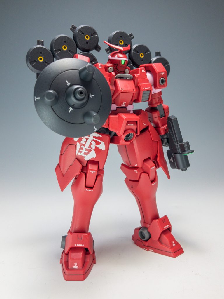 フロントビューです。雷神イメージということ、「雷」デカールを貼っています!組んでみてわかったんですが、ツノと色、武装以外はヴァイエイトと全く同じなんですね!