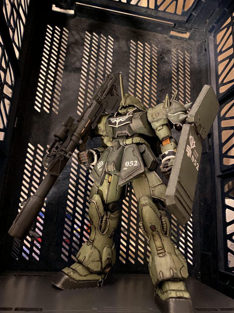 ガイアカラーのライトグリーンとダークグリーンを筆塗りしました。筋彫りはやっぱり苦手なので、プラ板でディテールUP❗️