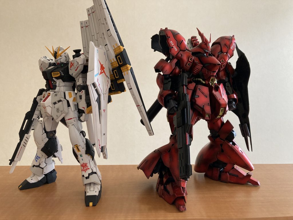 以前製作したνガンダムと並べてみました。見るだけでアクシズショックを思い出します。作ってよかった〜それではまた!