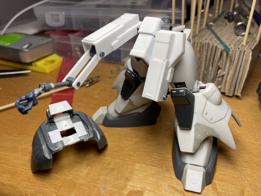 腰部脚部：フロントアーマーおよびサブアームはプラ板スクラッチ。フンドシの幅を3〜4ミリ前後幅増し。脚部は装甲のつながりが綺麗な曲線になるようパテで形状出し。足先をパテプラ板で形状出し。背部.武器：写真ありませんがほぼそのまま。ダクトを数カ所プラ板自作で追加。武器はゲルググfsからマシンガンを拝借。本来はギラドーガ用ビームマシンガンを持ってます。また各所スジボリやらディテールアップをほどこしました。カラーはクレオスのジャーマングレー、バーリーグレー、ニュートラルグレーを調色して暗めに仕上げてます。