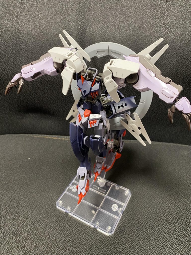 仮組み(体だけ)手持ちのバルバトス系キットなどをかき集めてレゴブロックをやるように組み替えながら検討してました。鉄血系は互換性高くて助かりました