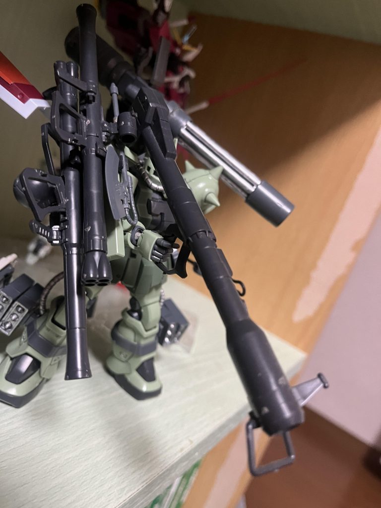 シールドにはザクマシンガン、ザクバズーカ、ヒートホークをマウントしています。あとなんかジャイアントバズのスコープが取れてました。