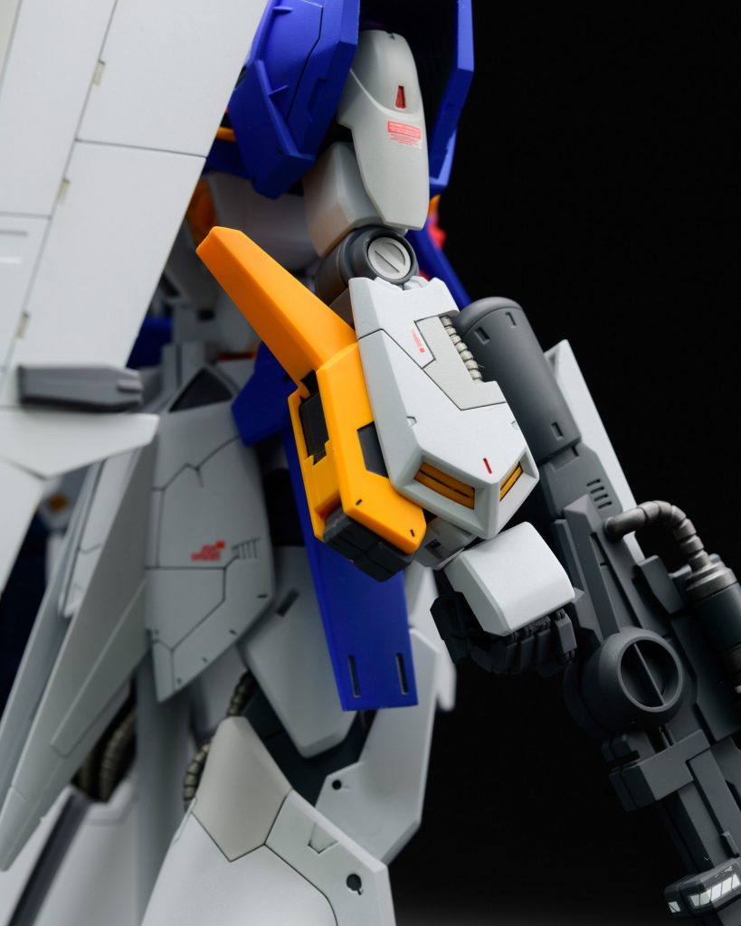 腕は少しだけスジボリを追加して、ニュートラルグレーⅠとⅡで塗り分けました。肘のイエローパーツの塗り分けも苦労しました。関節には余ってたエッジングパーツを貼ってます。