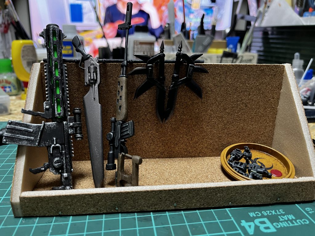 これから登場する武器たちと一緒に。なぜか武器を作ることにハマり、これから作ろうと思ってる機体にあわせ、制作の合間にたくさん作りました。というわけで以上となります。よろしければいいね!、コメントよろしくお願いします!