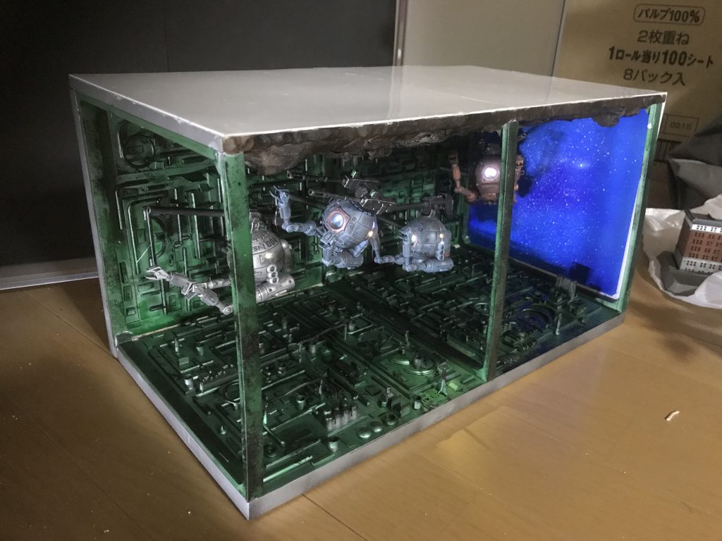 〝浮遊移動〟の形にしたかったので、結果的に「ボックスジオラマ」になってしまいました。