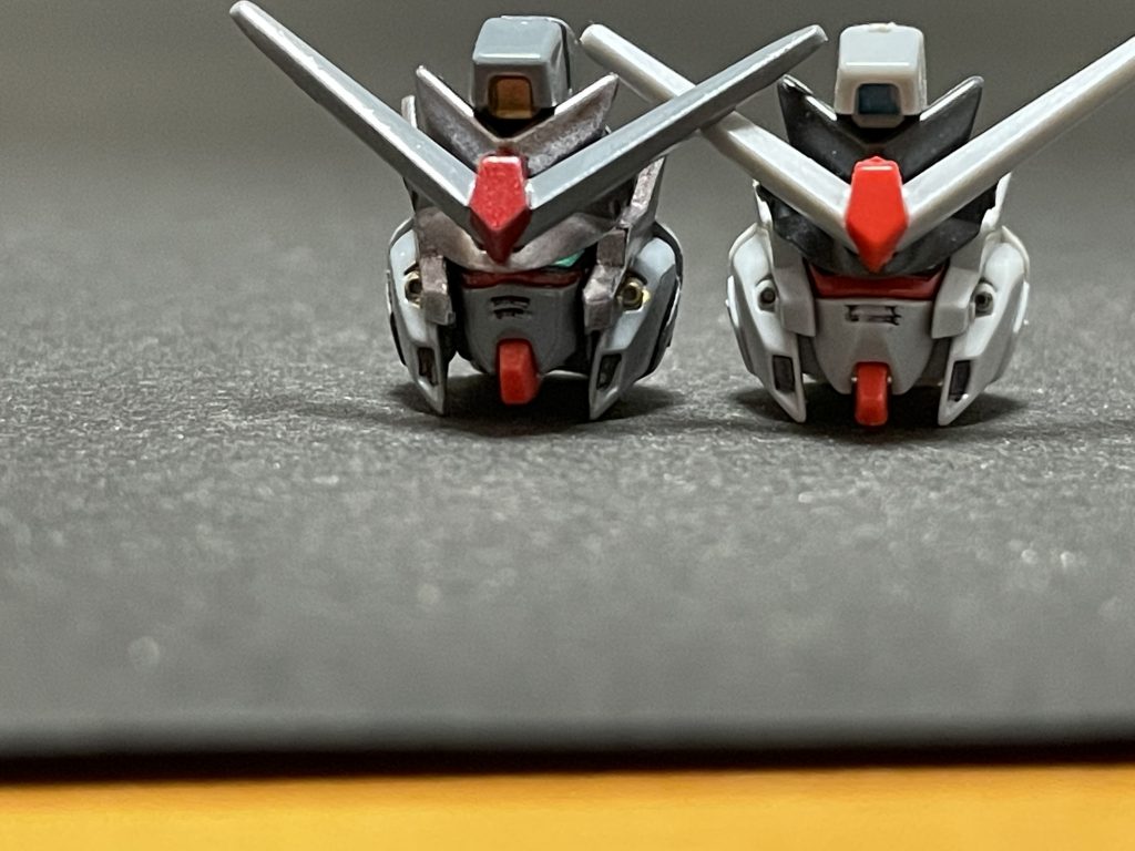フェイス部分は旧SEEDのHGではよくある馬面造形なのが気になったので改造してますプラ板貼り付けてエッジ部分の延長をしつつ、マスク部はストライクのフェイスを移植してますイケメンになってると思うのですが、どうでしょう？笑