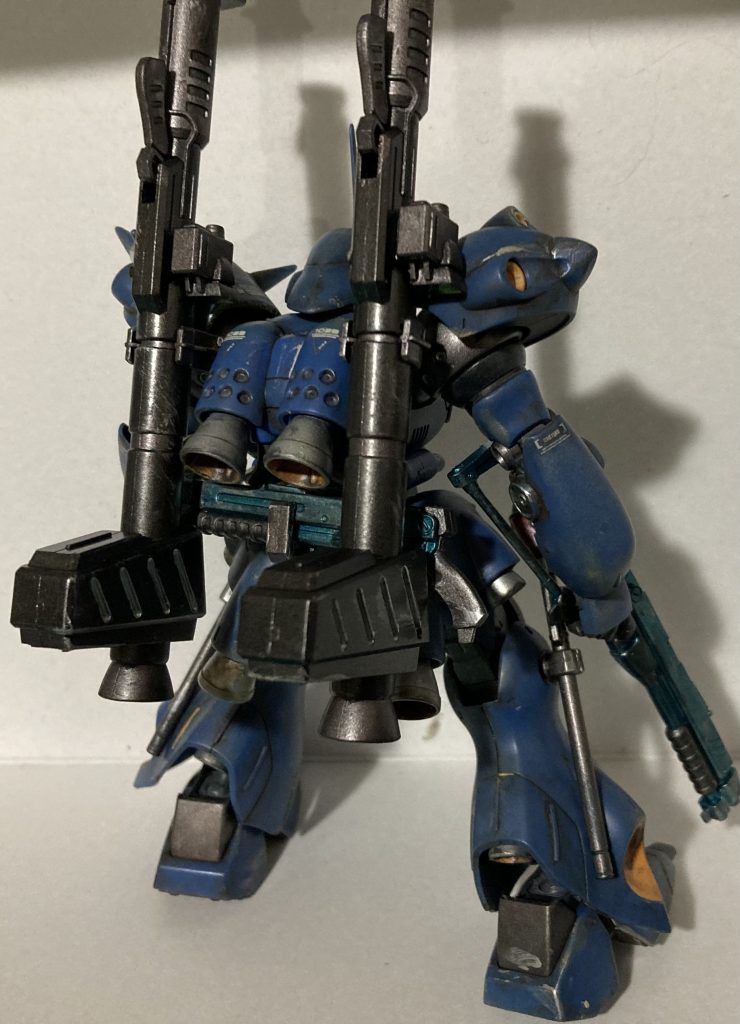 バーニア部分に流れた汚しを誤って乾燥させてしまったのが心残りです。バーニアはガンプラマーカーのメタルを吹いてキラキラさせていたんですが、トップコートを重ねてしまったらくすんでしまいましたね。