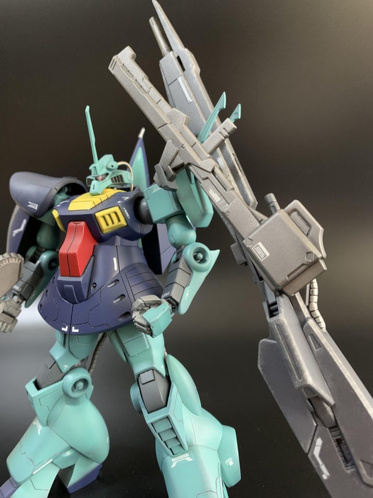 一番の改修箇所。左肩肩部のウェポンラックです。クレイバズーカ、ハイメガランチャーをさげてます。ハイメガ一丁、バズーカ2丁下げられるフックを付けたのですが、バズーカはひとつしかありません。Gフレーム百式からの流用です。Gフレームサイズなので、1/144には少し小さいのですが、肩にさげてるだけならそこまでサイズ差は気になりません。