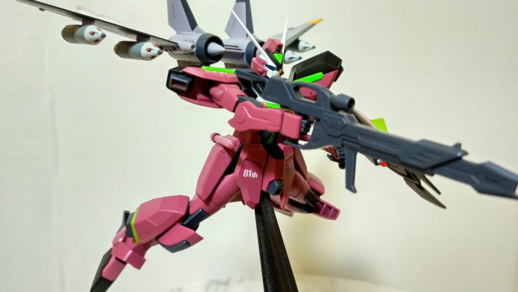 劇中ですとこの4連装ロケット弾ポッドを4つ装備しておりましたのでそれに倣っています。手数重視の装備でしょうか。