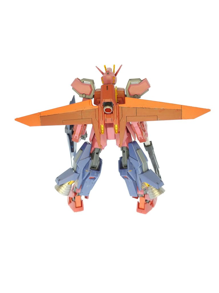 ヴァリアブルアタッカーのウィングブースターと、脚部の追加ブースター。出力部分を分配化したことでエールストライカーよりも小型の装備になっている。脚部ブースターは多用途ミサイルコンテナと追加防御装甲も兼ねている。