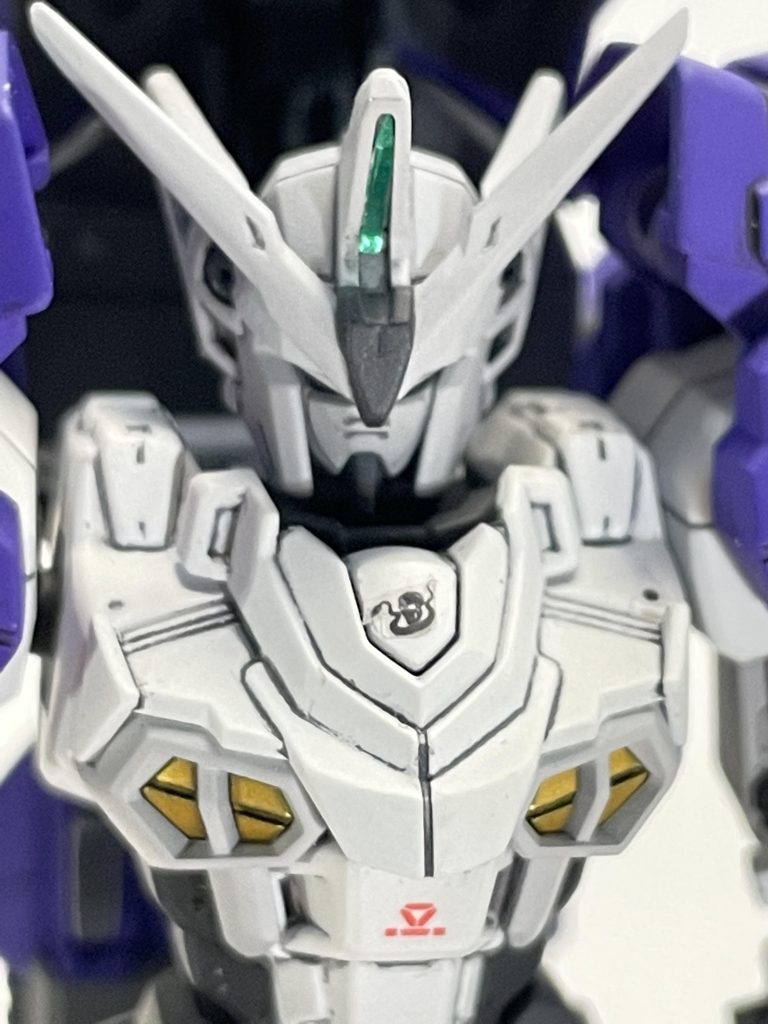 元のカラーから旧カラーにしたことで胸の紫がなくなりジェミナス02 に戻しても違和感がなくなりまとまりが出せました。パーソナルマークはマーキングシールを切り出して貼っていますが、ガンダムデカールと比べると浮いて見えますね。プレバン商品は不要な余剰パーツを減らしてでも水転写デカールを付けて欲しいですわ。