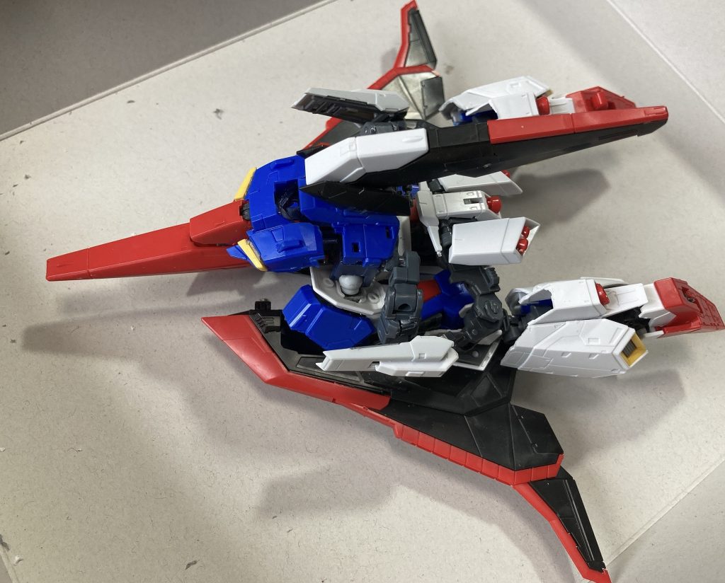 パーツを置き換えても変形機構を維持するのがけっこう大変でした。