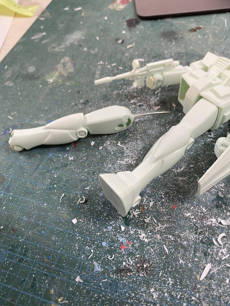 ハの字に開くため太ももの干渉部分をけずってます組み立てると見えない箇所なので穴は埋めず、そのまま使ってます