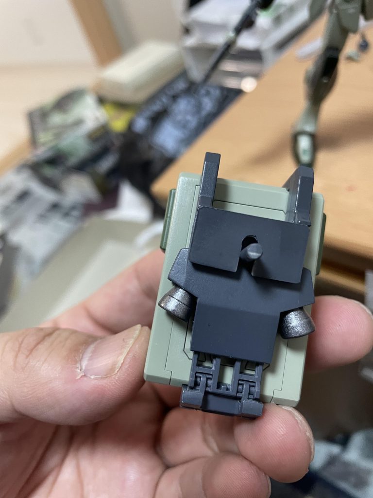 U字に加工する事で陸戦ガンダムに穴を開けたらこちらから戻せるように簡単に取り外しできるようにしてます!