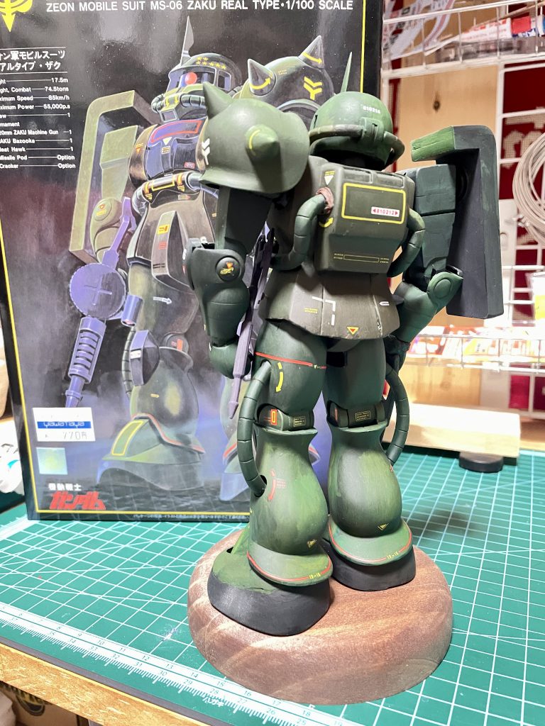 後ろのデカールも頑張って貼りました