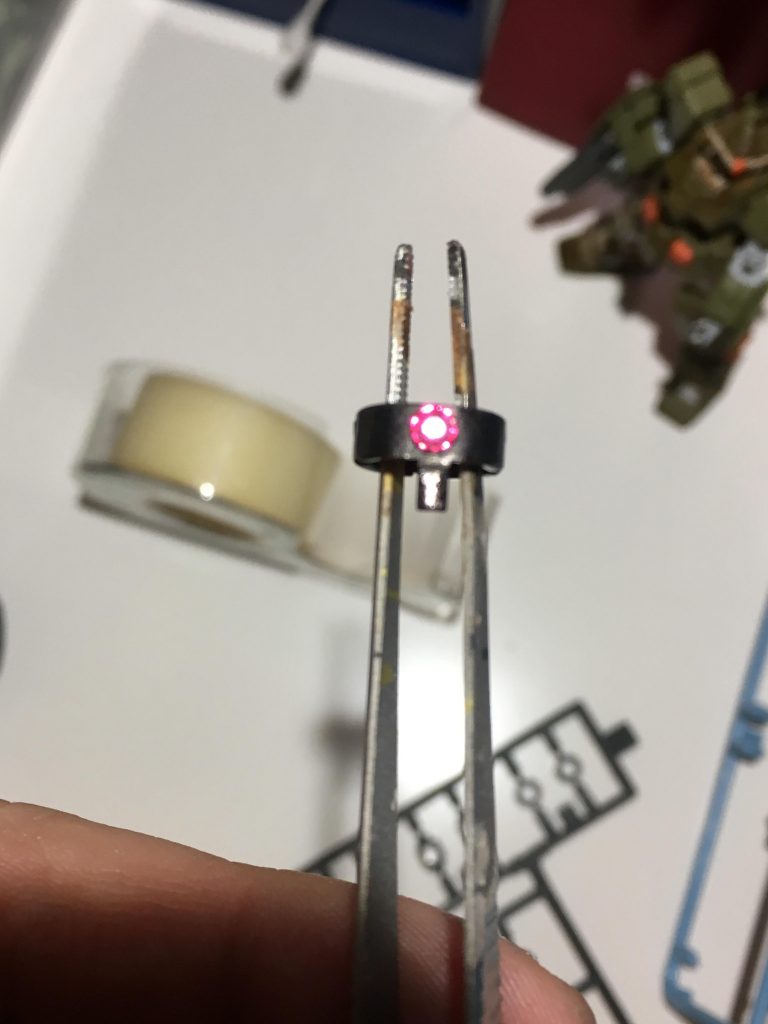 この頃はUVレジンの使い方を知らなかったので、ネイルのデコレーション素材で光るモノアイを作っていましたが、いい味出るのでオススメです。