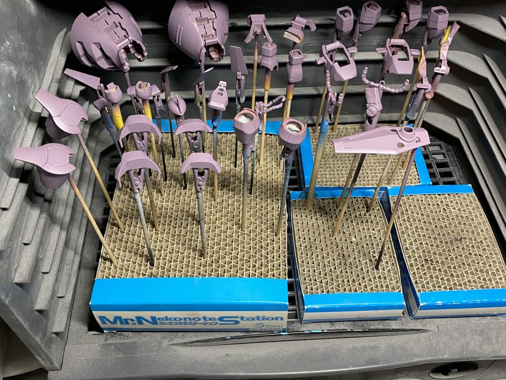 オリジナルの塗料を作って、ボディパーツに塗装。