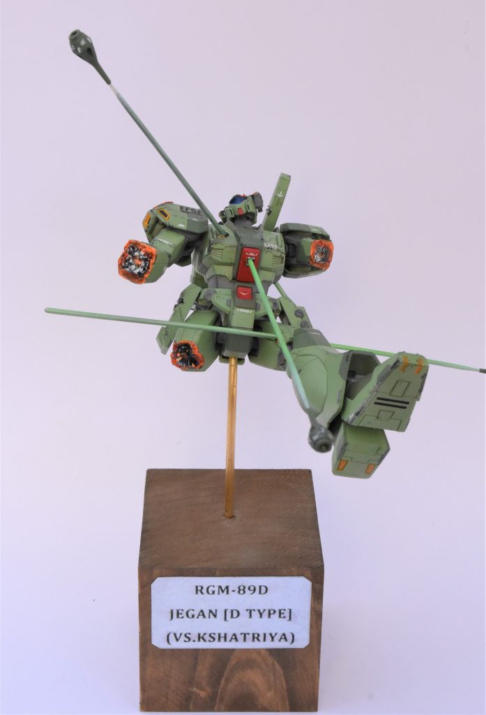 ファンネルによる攻撃を再現するために、クシャトリヤのファンネルとΦ1.6㎜のプラ棒でビーム攻撃を再現しています。