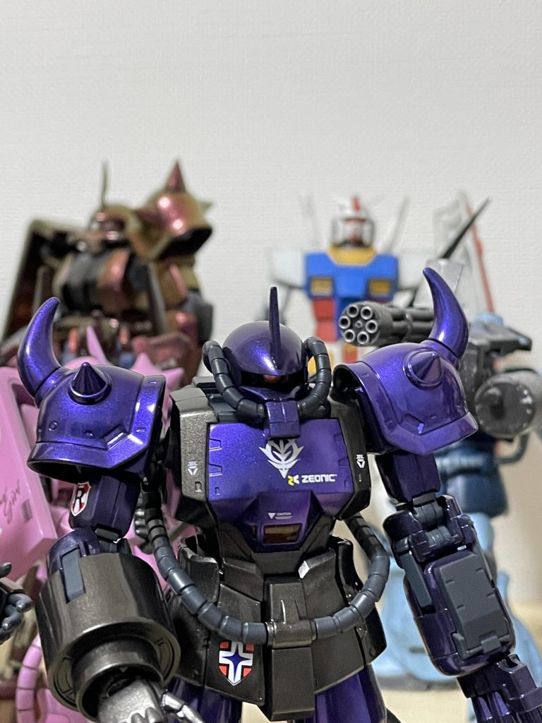 研ぎ出しや中研ぎの自信がなく今回はトップコート光沢吹きっぱなしです🙏後ろにMGのガンダムがいますね😅