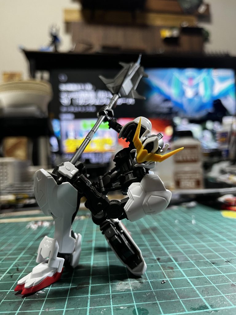 フレームのあるキットが初だったので、まずはフレームを組んでみてジオラマを想定してポージングをいろいろやってみてます。