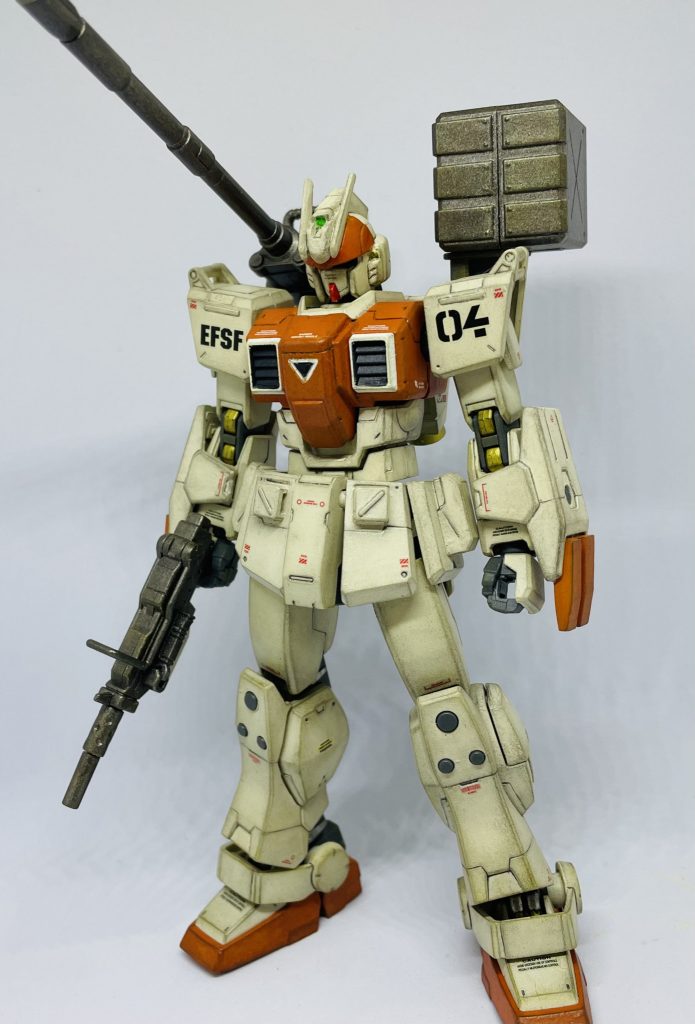 頭はガンダム、体はジムなので、照準センサーは優れても運動性はない…ということで砲戦仕様になりました。現地改修機ということで、エッジをウェザリングマスターで汚してあります。