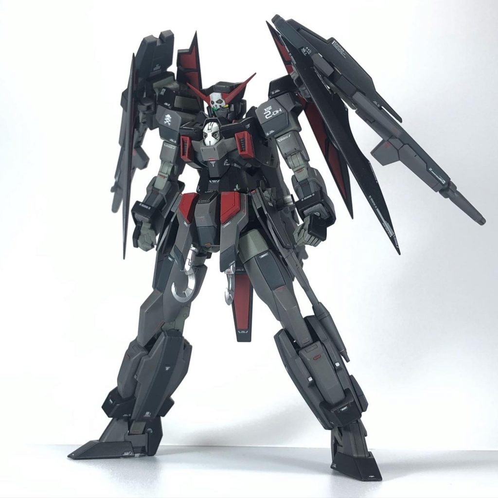 スジ彫りとレッドチップでディテールアップ。黒いのでスジ彫りはあまり目立たない。。。デカールは多めに貼りました。