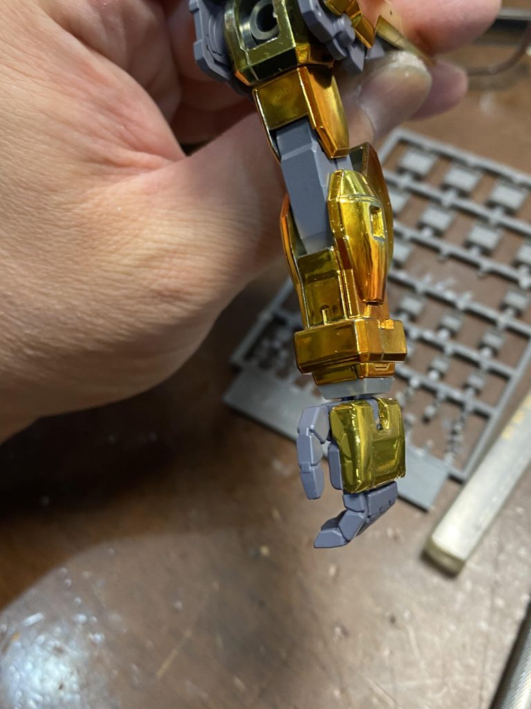 ストフリの手首と手の甲の箔シール処理。手首の隙間は角バーニアで埋めました。