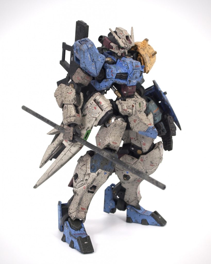 右サイドビュー右肩は本当なら白なんですが右肩を黄色くした事で色味がガチャつくために上半身と同色の青に変更