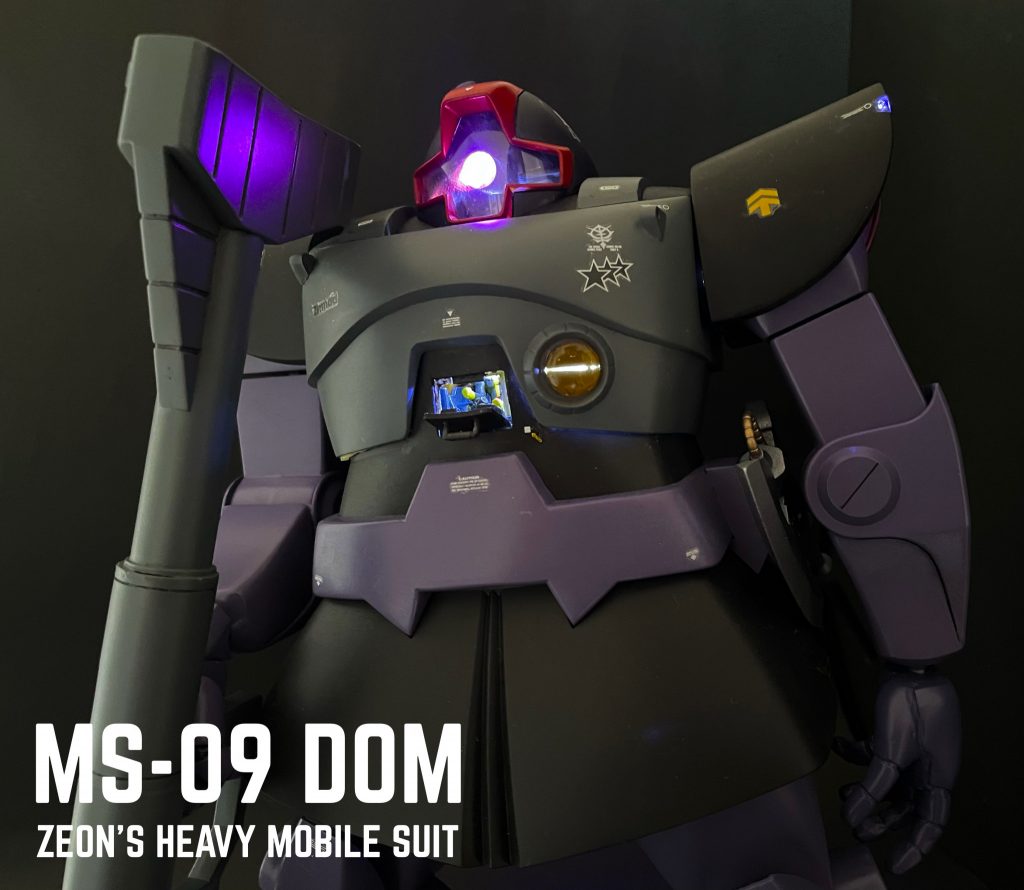 コクピットハッチは開きます。バトオペ的なイメージで、両肩にナビゲーションライトを仕込みました。UVレジンを埋め込み、裏面からLEDを仕込みました。モノアイ・肩部ナビライト・コクピット内部・胸部拡散粒子砲・背部バーニアが発光します。