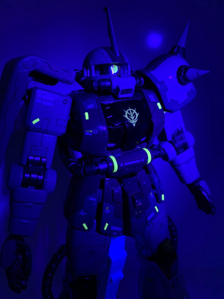 モノアイはビルダーズパーツに置き換えました。モノアイやレッドチップは赤外線ライトで発光します。