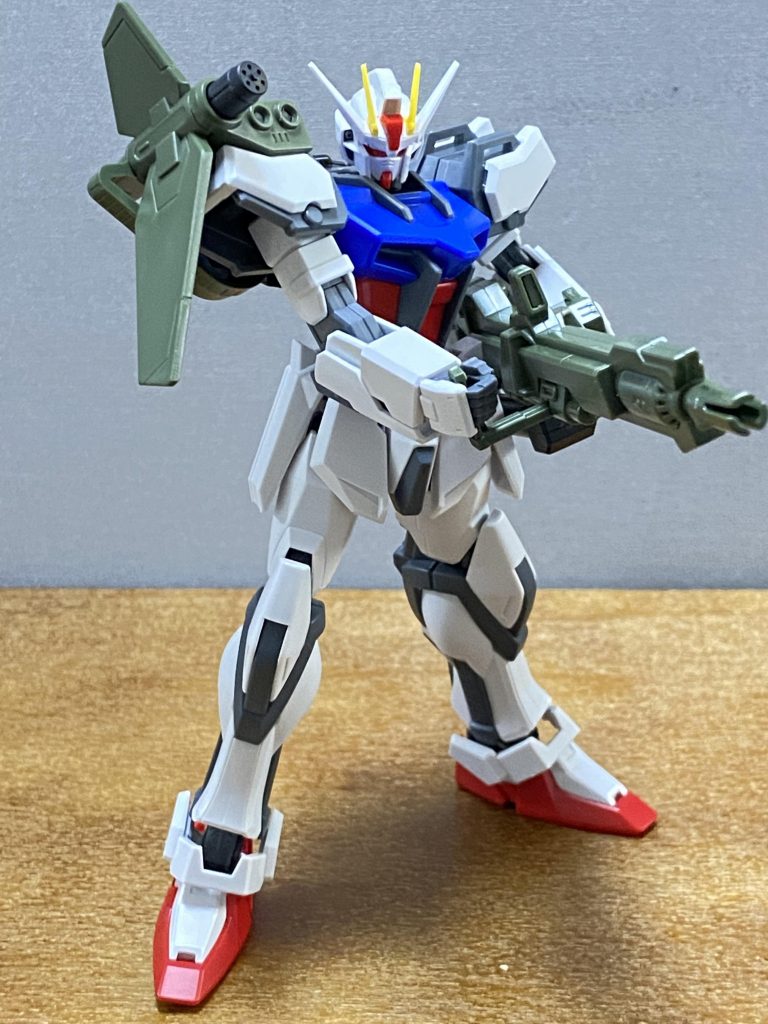 ランチャーストライカー装備。なんとか両手持ちもできました。