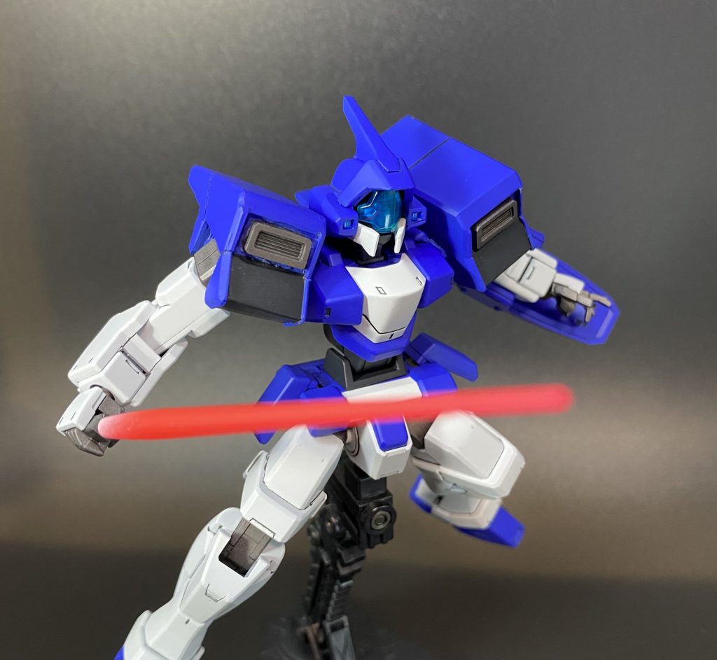 両肩はプラ板の箱組で製作し、頭部はパテを盛って整形しました。両肩はサイズで悩みましたが、なんとかまとまった感じです。