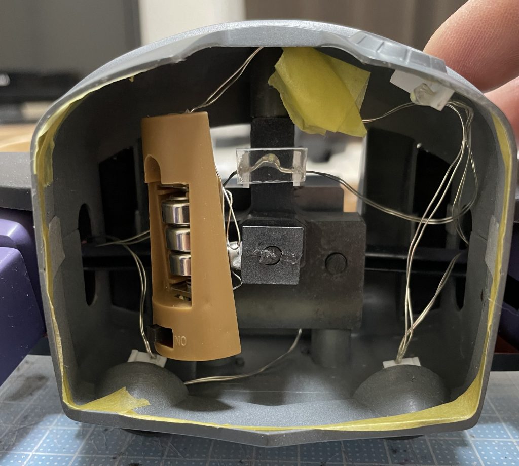 DAISOのLEDライトがごっそり入ってます。はんだ付けなどせず、そのまま使いたかったので、配線の順番はなかなか悩みました。